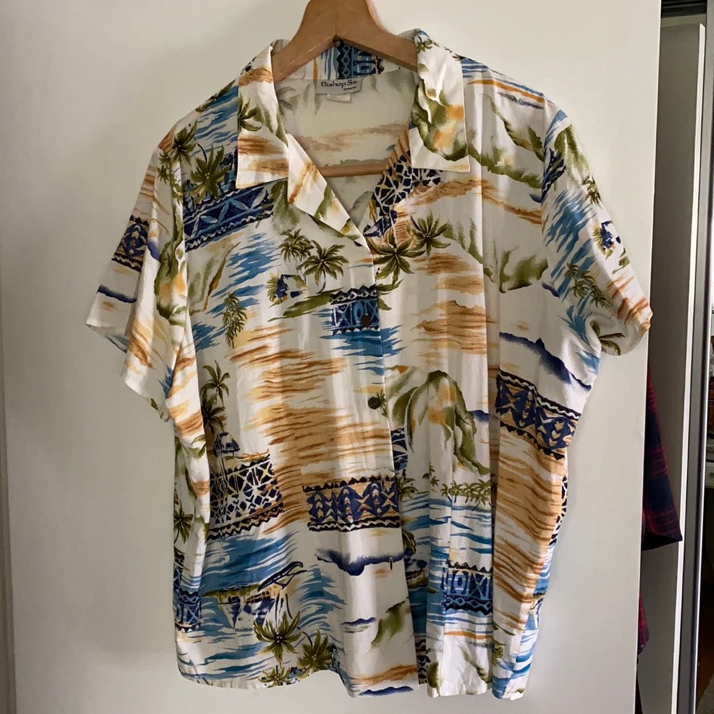 Vintage Women’s Bishop St Hawaiian Shirt palm Trees, Hut, Outrigger, Ocean scene